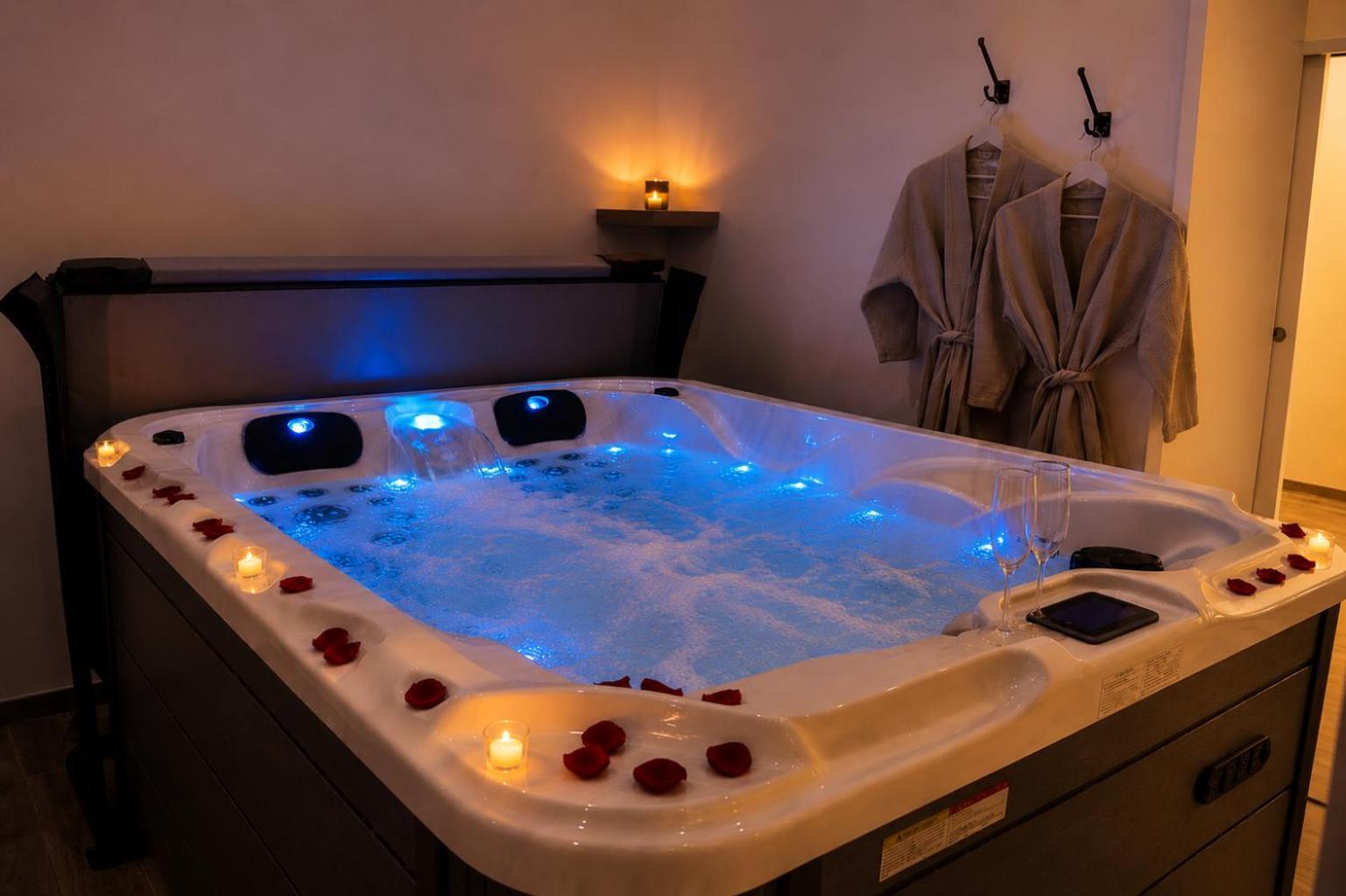 Habitación con cama grande y bañera de hidromasaje
